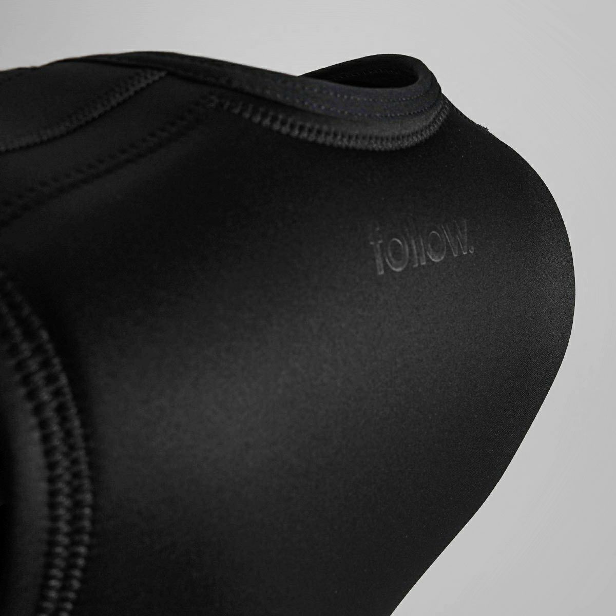 FollowのCorp（黒）インパクトベストの背面ロゴ