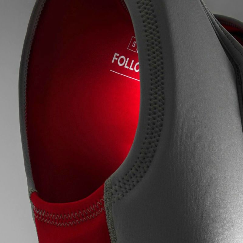FollowのCorp（グレーと赤）インパクトベストの袖口