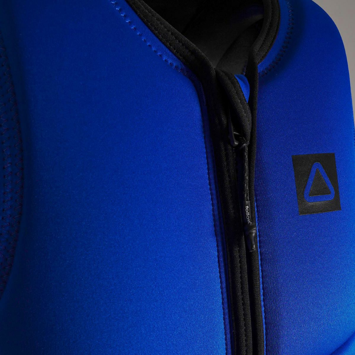 FollowのCorp（青）インパクトベストの正面胸元ロゴ