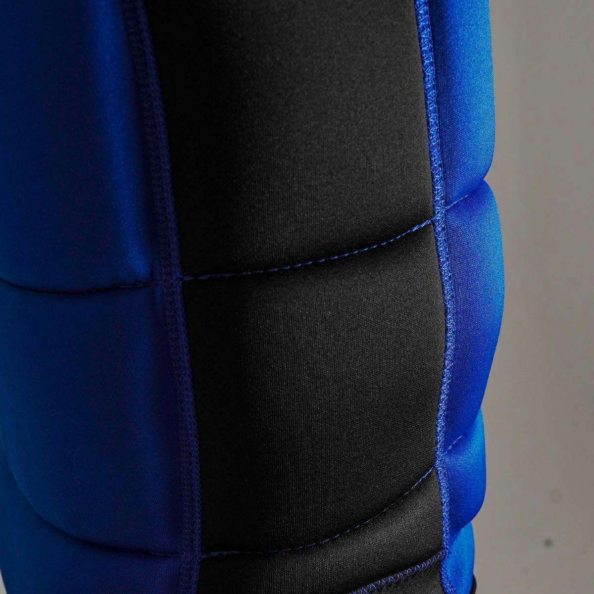 FollowのCorp（青）インパクトベストの側面アップ