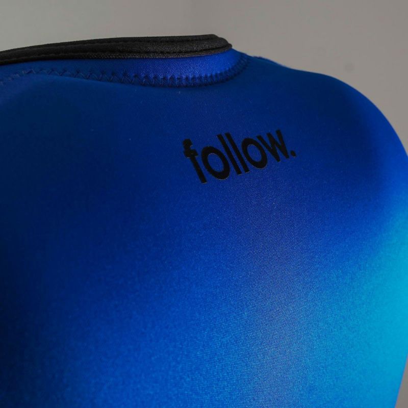 FollowのCorp（青）インパクトベストの背面ロゴ