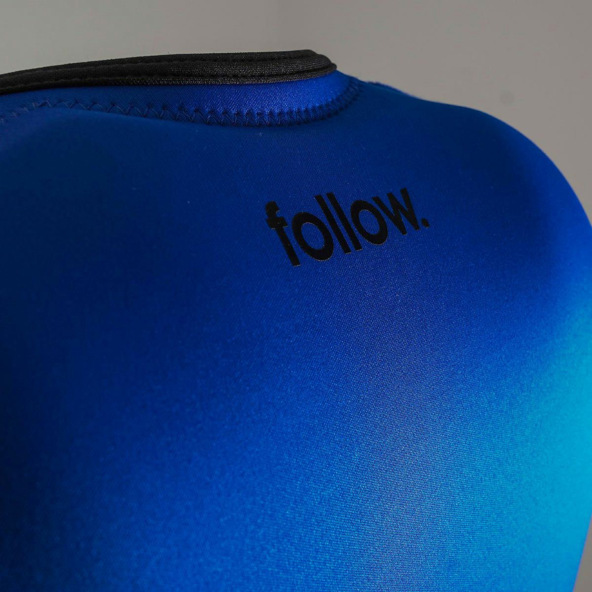 FollowのCorp（青）インパクトベストの背面ロゴ