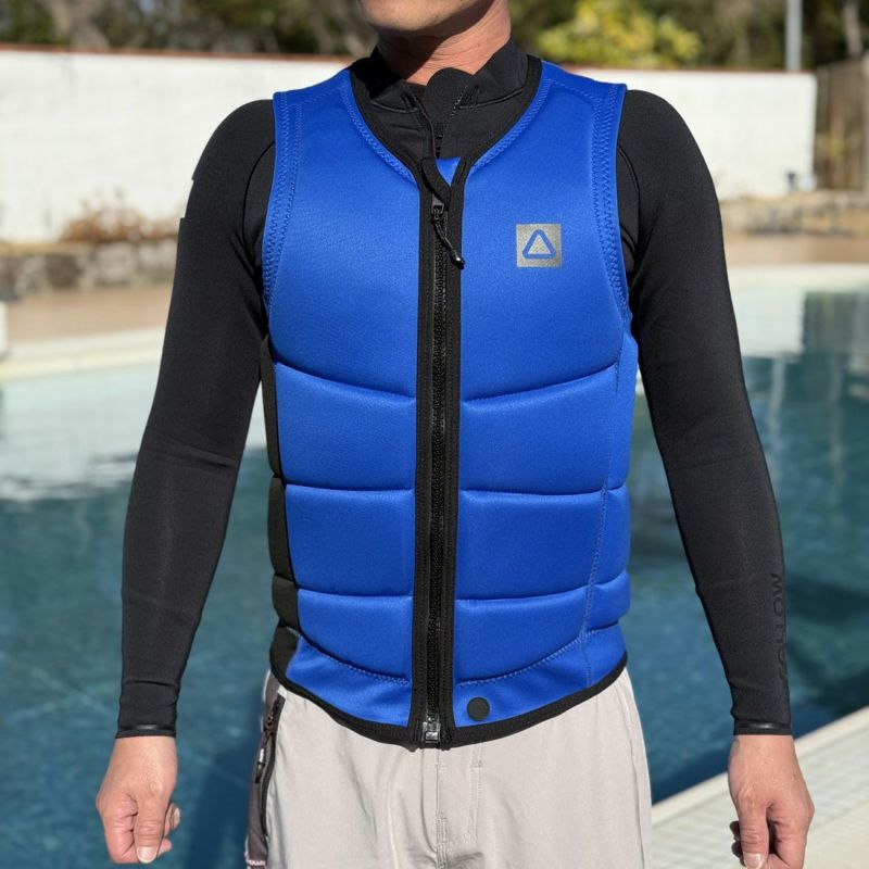 FollowのCorp（青）インパクトベストの正面着用画像