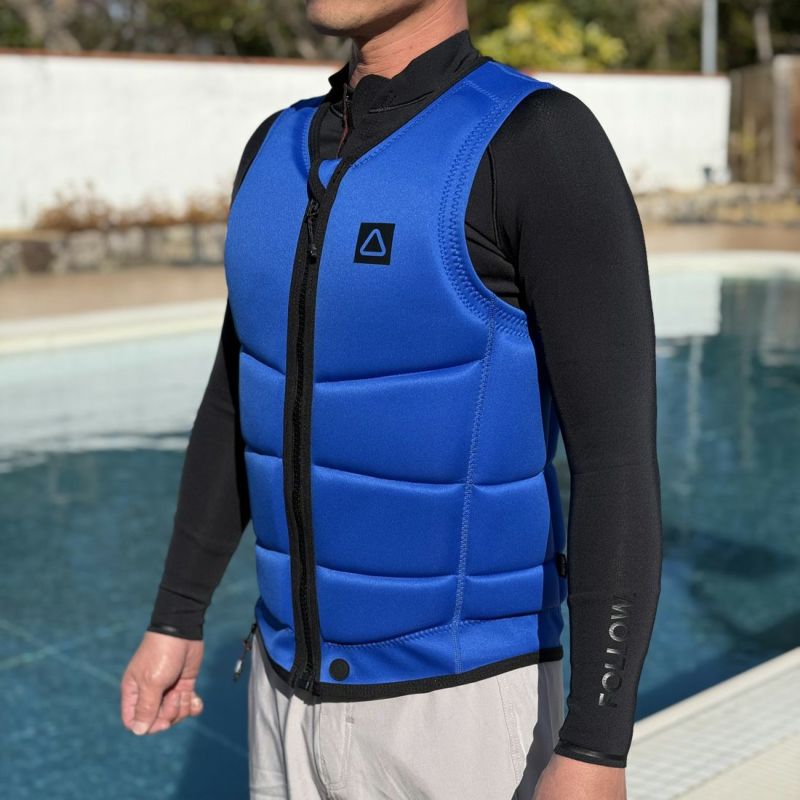 FollowのCorp（青）インパクトベストの側面着用画像