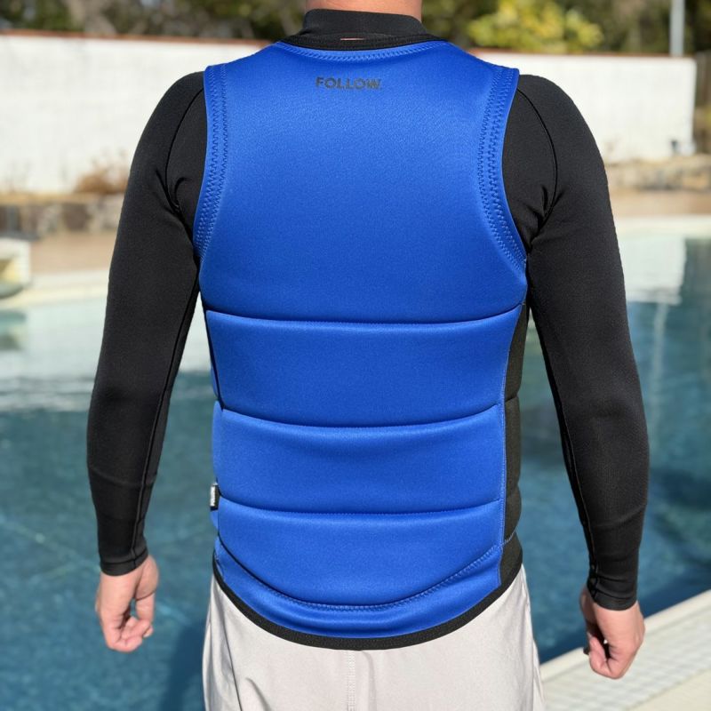 FollowのCorp（青）インパクトベストの背面着用画像