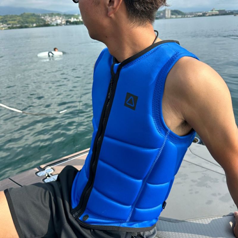 FollowのCorp（青）インパクトベスト　着用画像