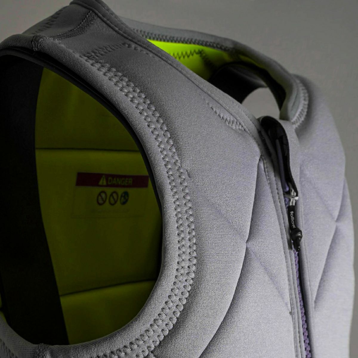 FollowのAthena Ladies（グレーと黄色）レディースインパクトベスト正面上部