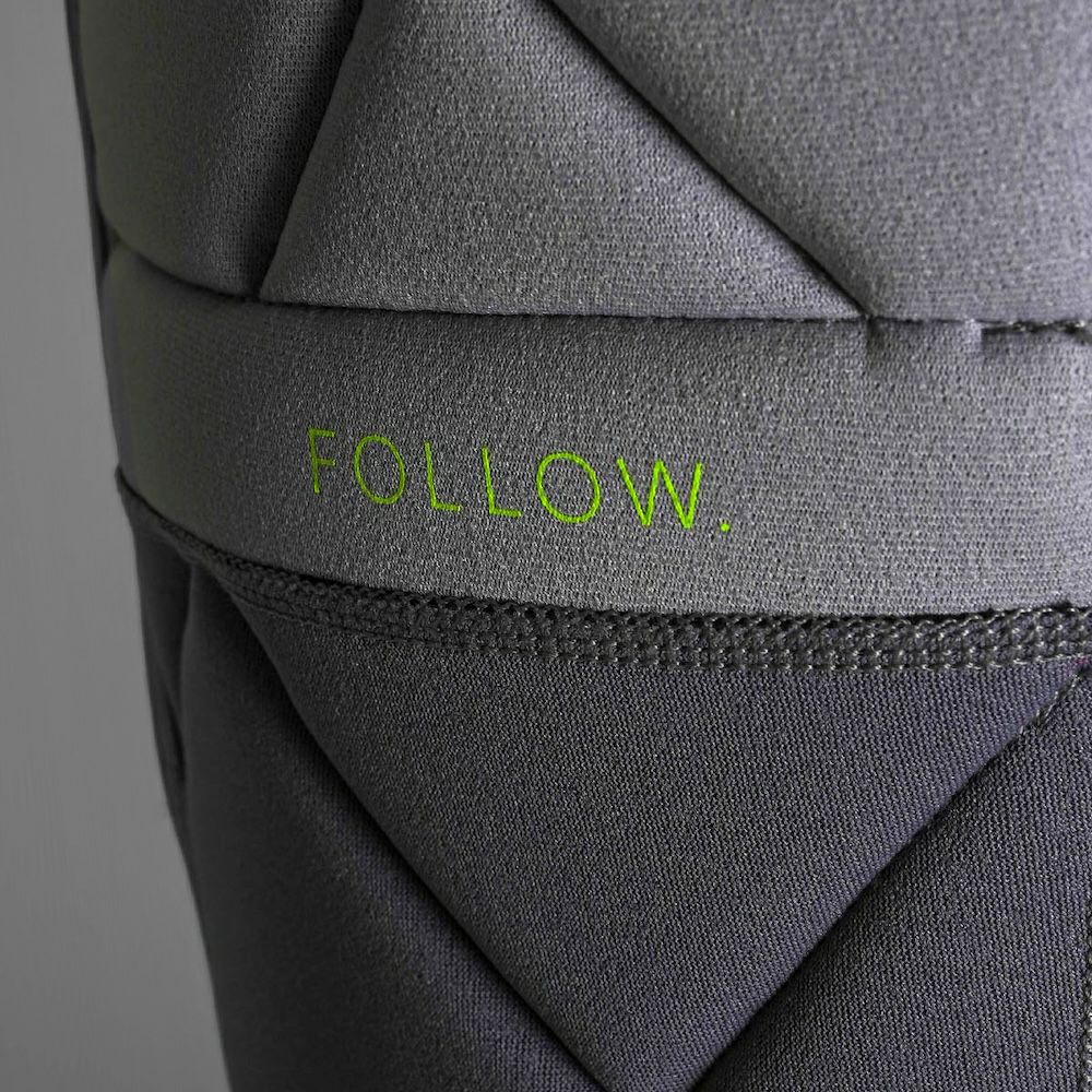FollowのAthena Ladies（グレーと黄色）レディースインパクトベストの正面のロゴ