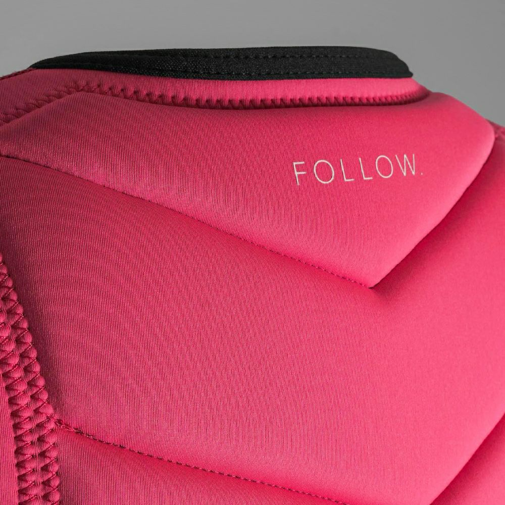 FollowのMemphis Ladies（ピンクと黒）レディースインパクトベストの背面ロゴ