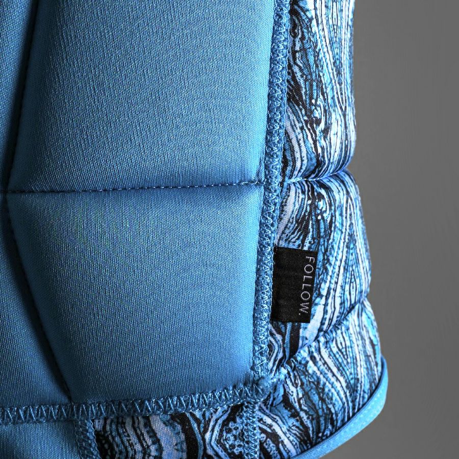 FollowのHarmony Ladies（水色）レディースインパクトベストの正面下部タグ