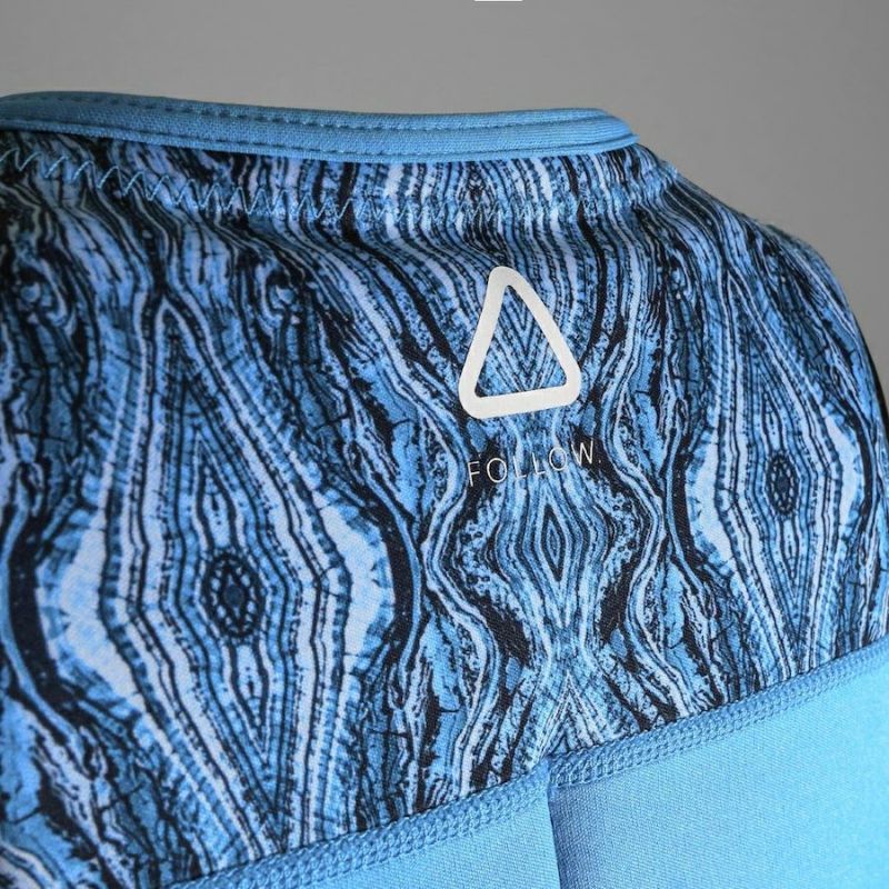 FollowのHarmony Ladies（水色）レディースインパクトベストの背面ロゴ