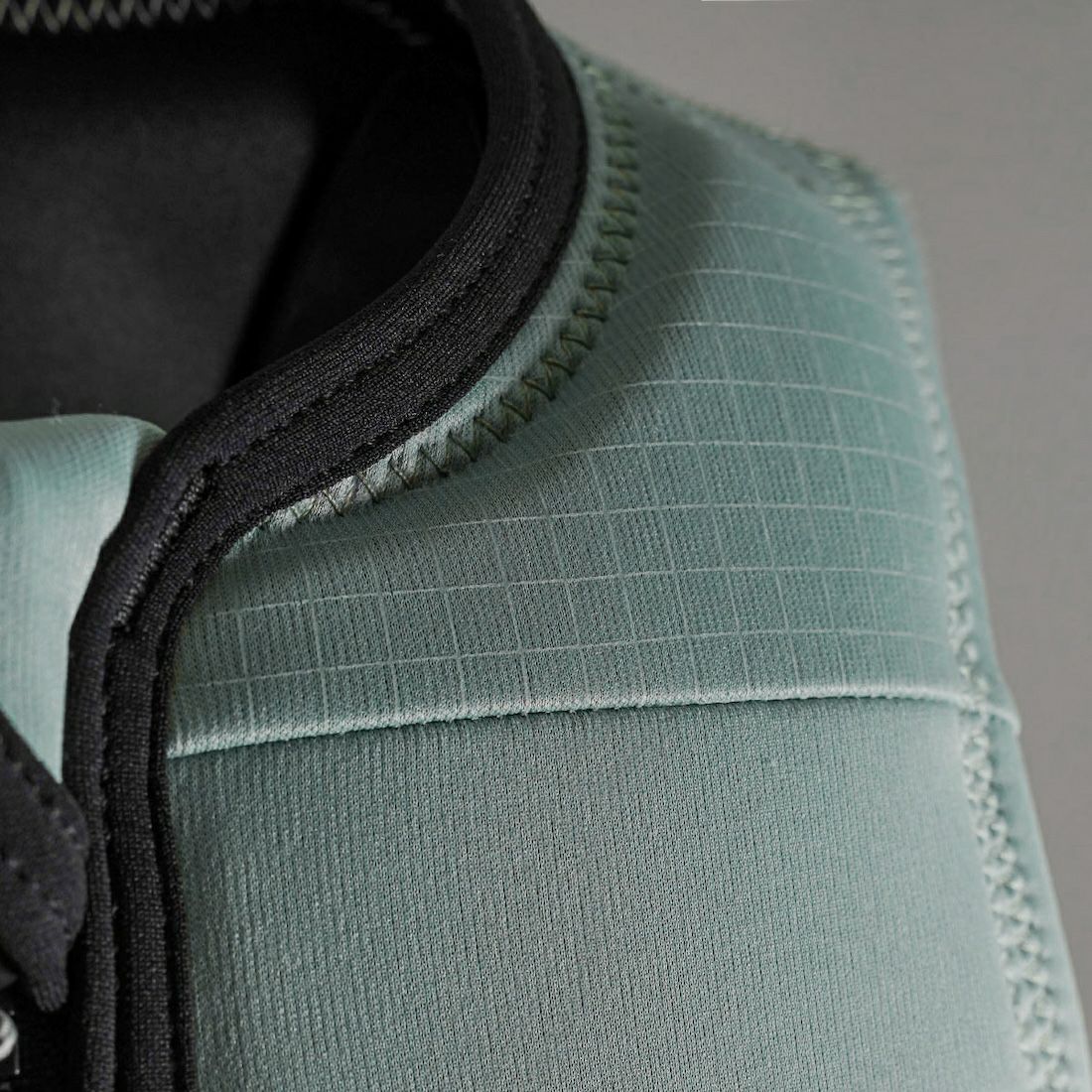 FollowのProject One  Ladies（ミント色）レディースインパクトベストの胸元アップ