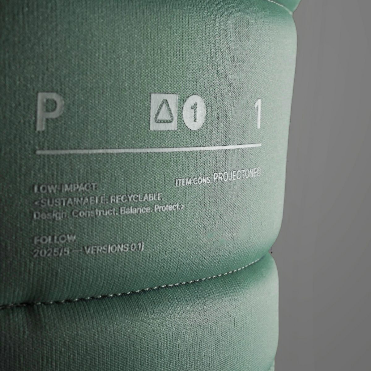 FollowのProject One  Ladies（ミント色）レディースインパクトベストの正面下部ロゴ