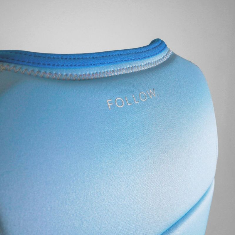 FollowのCorp Ladies （水色）レディースインパクトベストの背面ロゴ