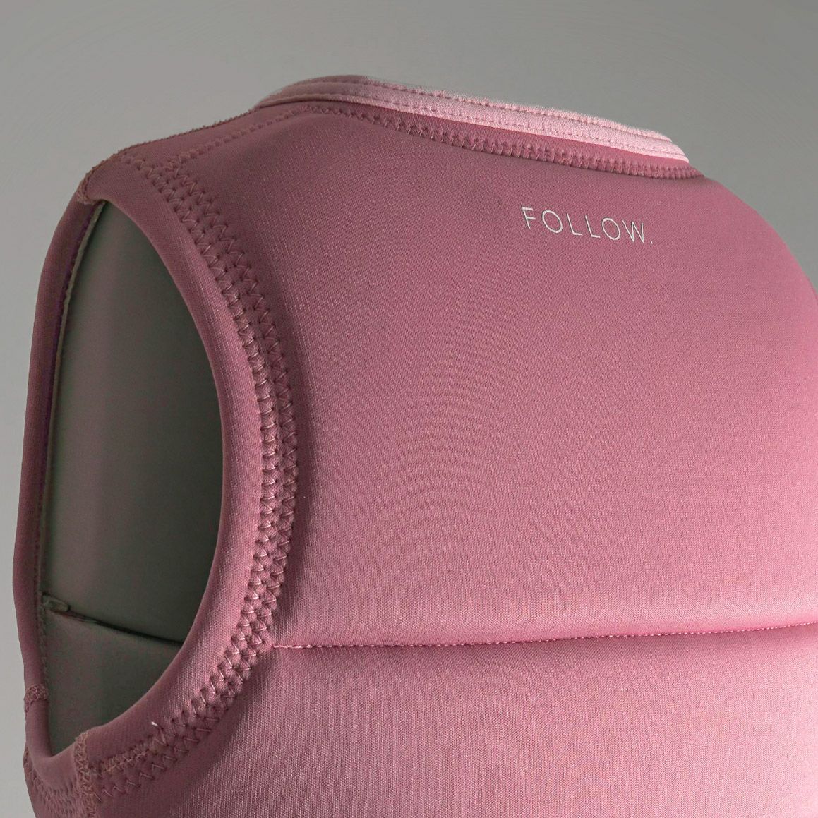 FollowのCorp Ladies （ピンク）レディースインパクトベストの背面のロゴ
