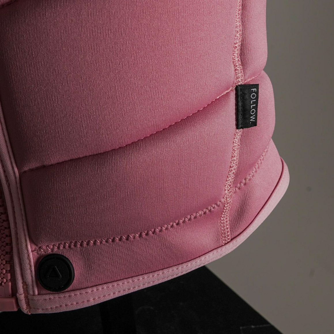 FollowのCorp Ladies （ピンク）レディースインパクトベストの側面のタグ