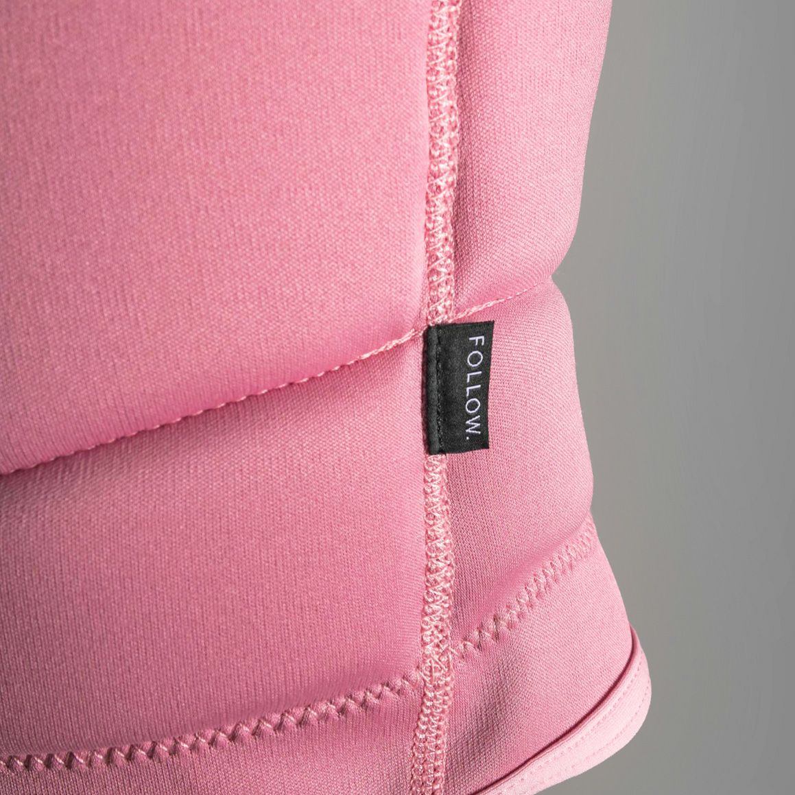 FollowのCorp Ladies （ピンク）レディースインパクトベストの側面のタグのアップ