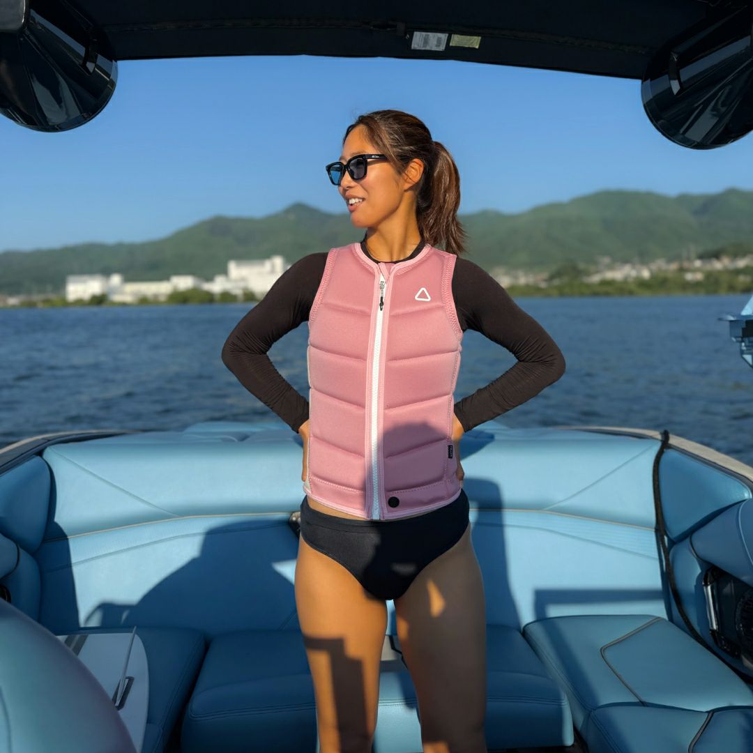 FollowのCorp Ladies （ピンク）レディースインパクトベスト　着用画像