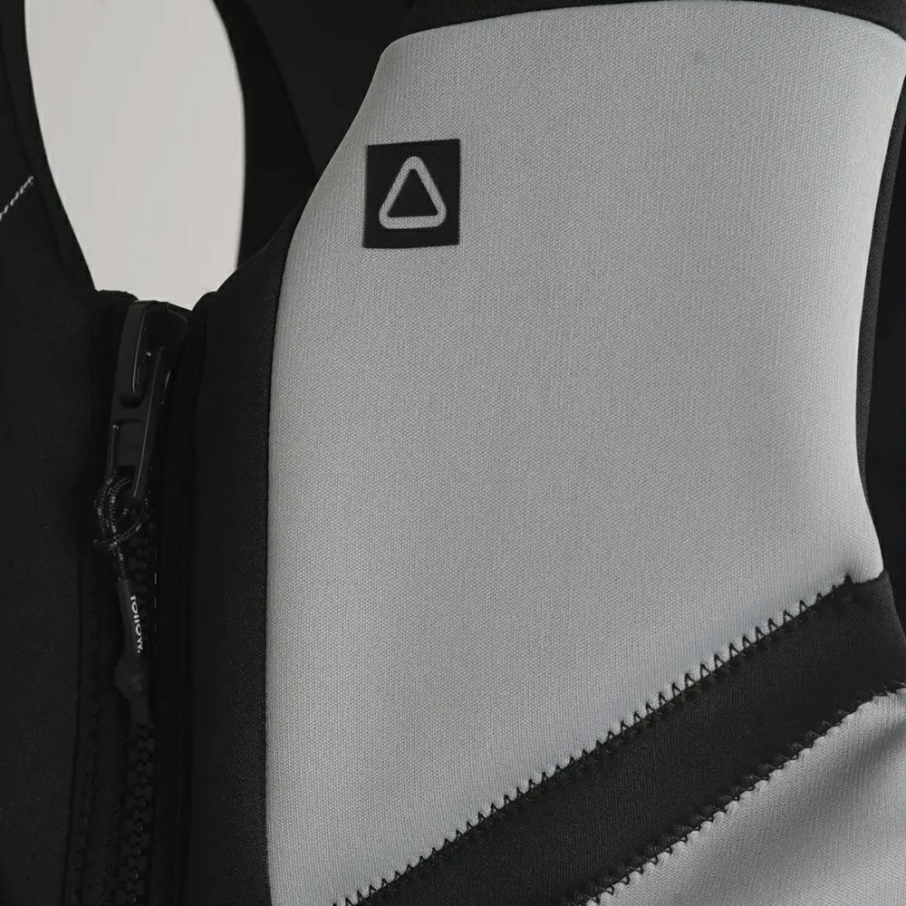 FollowのCure2 CGA（黒とグレー）初心者用ライフジャケットの正面胸元アップ