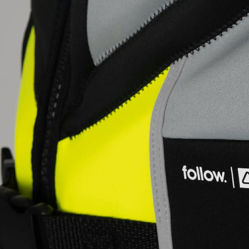 FollowのCure2 CGA Ladies（黒と黄色）初心者女性用ライフジャケットの正面アップ