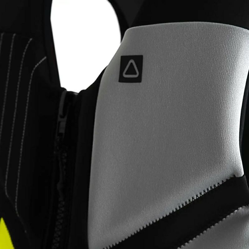 FollowのCure2 CGA Ladies（黒と黄色）初心者女性用ライフジャケットの胸元ロゴ