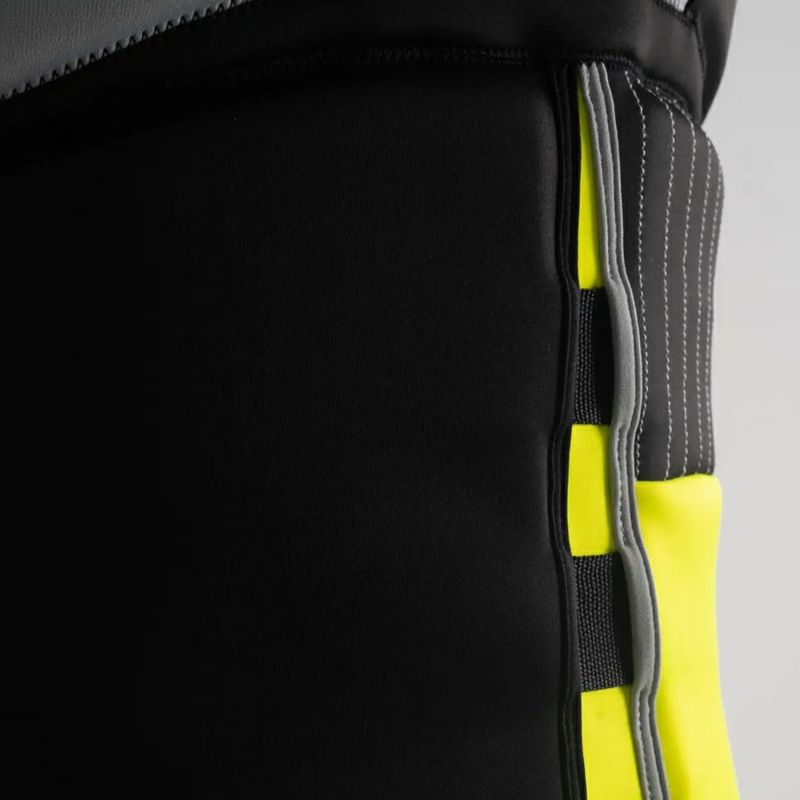 FollowのCure2 CGA Ladies（黒と黄色）初心者女性用ライフジャケットの側面アップ