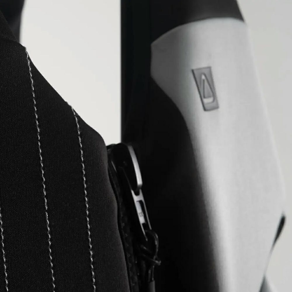 FollowのCure2 CGA Ladies（黒と黄色）初心者女性用ライフジャケットの側面アップ