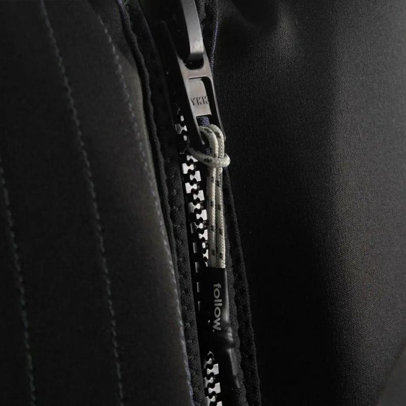 FollowのCure2 CGA Ladies（黒と青）初心者女性用ライフジャケットのファスナー