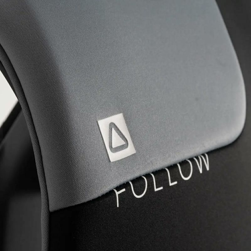 FollowのCure2 CGA Ladies（黒と青）初心者女性用ライフジャケットの背面ロゴ