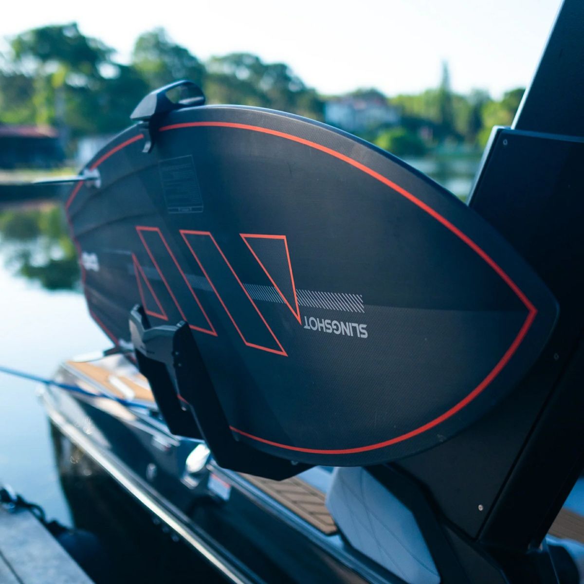  SlingShotのウェイクサーフボード　Gremlin CRB Vとボート