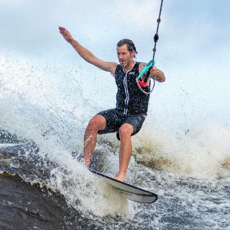  SlingShotのウェイクサーフボード　Gremlin V4を実際に使用してサーフィンをしている様子