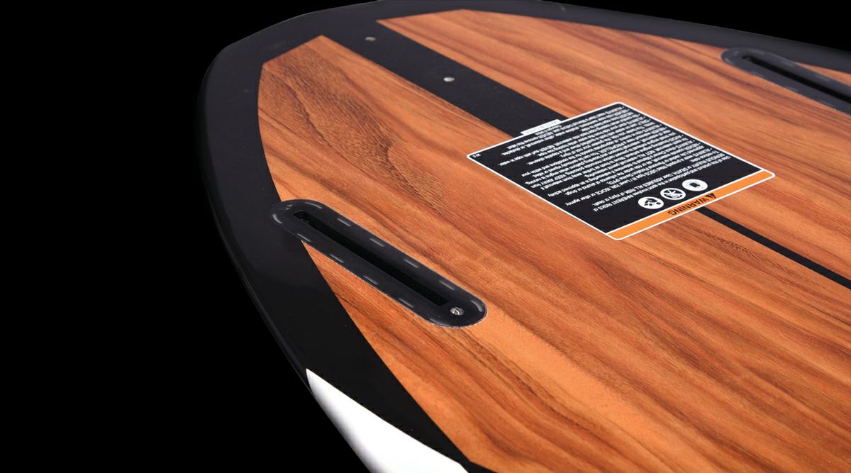 CONNELLYのウェイクサーフボード　BENZのテール部分（裏）