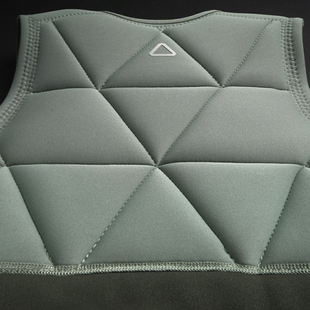 FollowのLove nor Money （カーキ）インパクトベストの背面上部