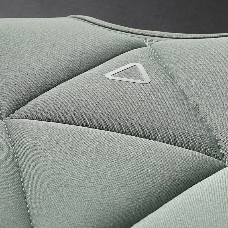 FollowのLove nor Money （カーキ）インパクトベストの背面上部のロゴ