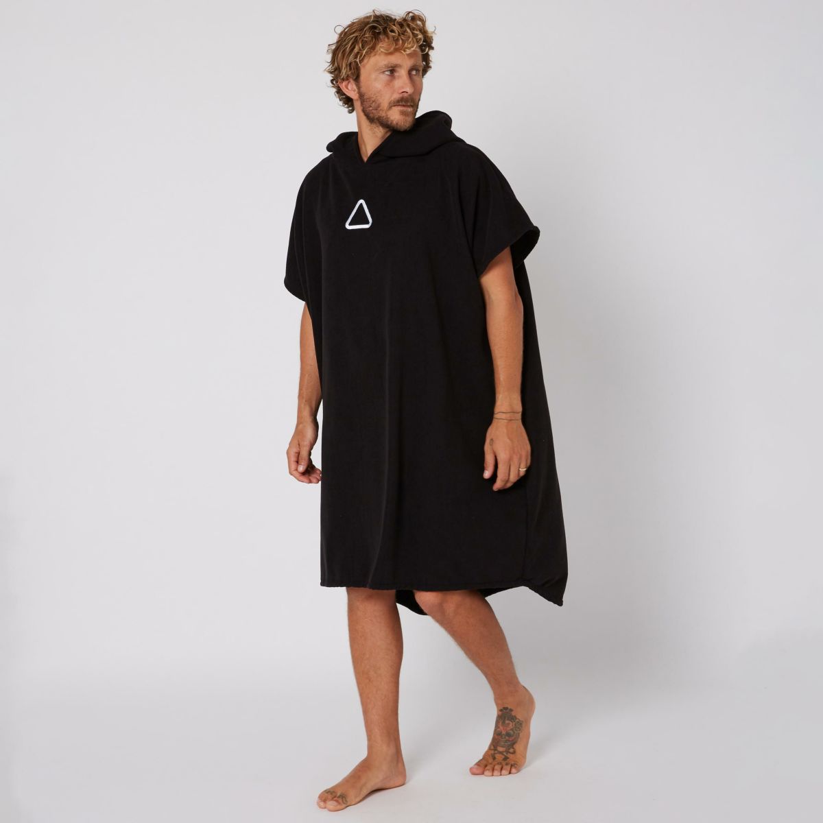 Followのポンチョ　CorpTowelie (Black)　着用画像　斜め前から見た図