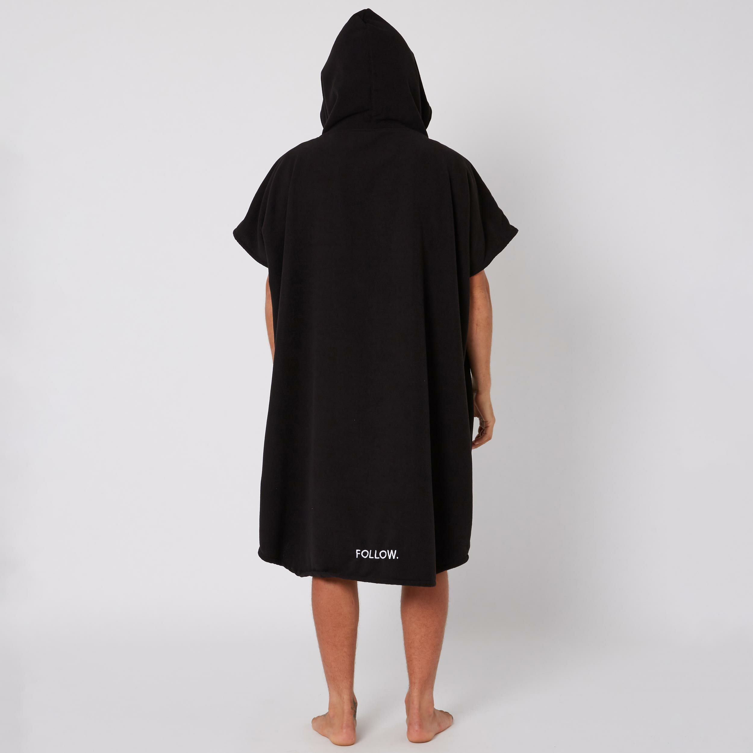 Followのポンチョ　CorpTowelie (Black)　着用画像　後ろ(フード着用)