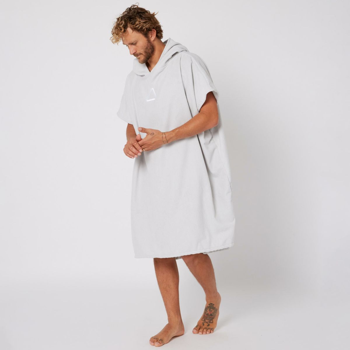 Followのポンチョ　CorpTowelie (Grey)　着用画像　斜め前から見た図