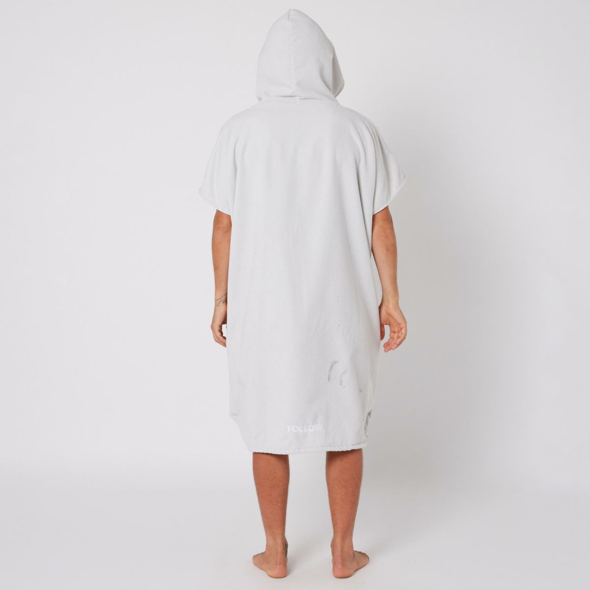 Followのポンチョ　CorpTowelie (Grey)　着用画像　後ろ(フード着用)