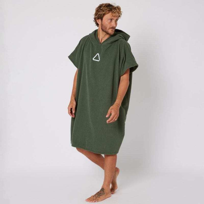 Followのポンチョ　CorpTowelie (Olive)　着用画像　斜め前からの図