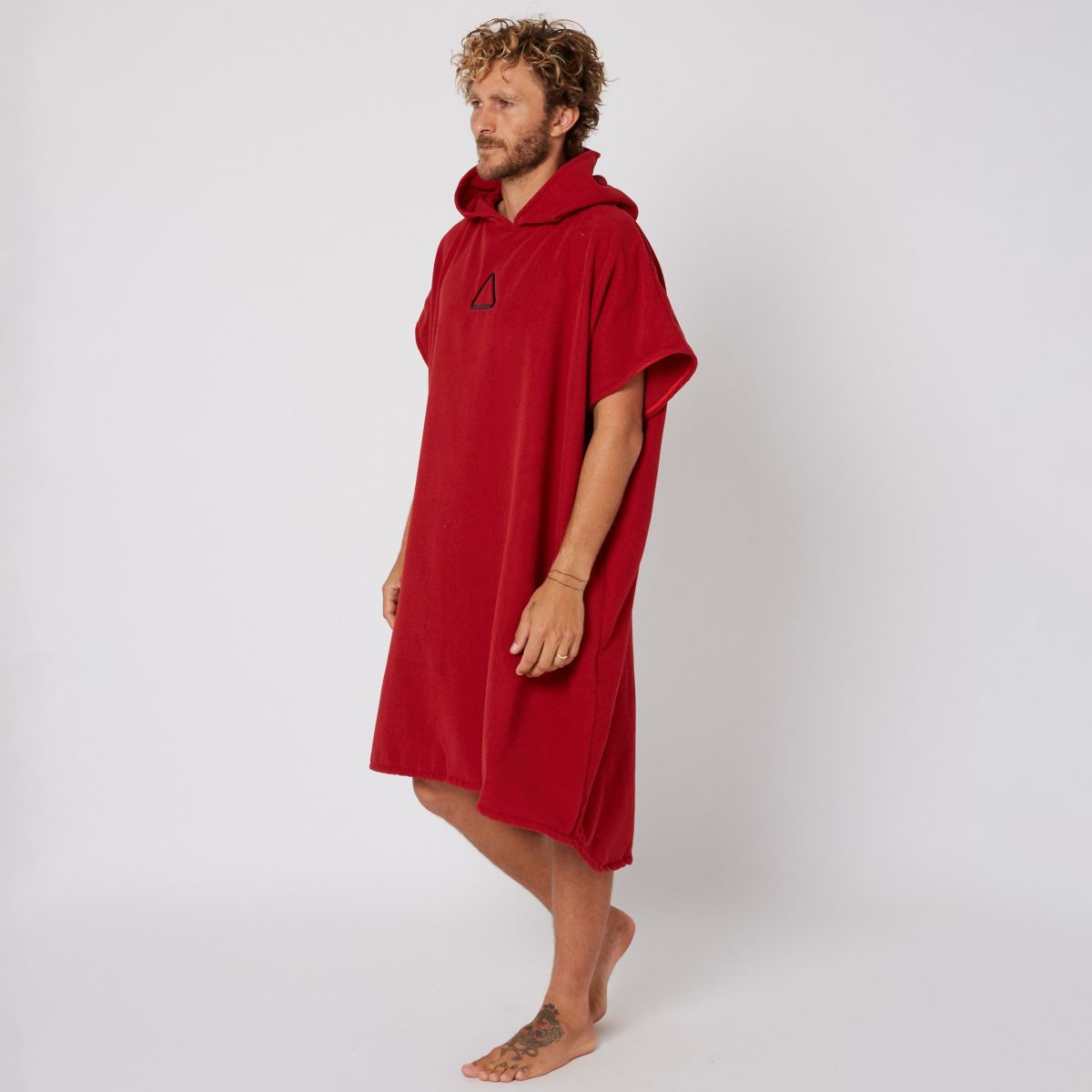 Followのポンチョ　CorpTowelie (Dirty Red)　着用画像　横向き