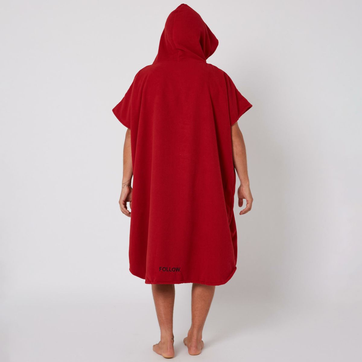 Followのポンチョ　CorpTowelie (Dirty Red)　着用画像　後ろ(フード着用)
