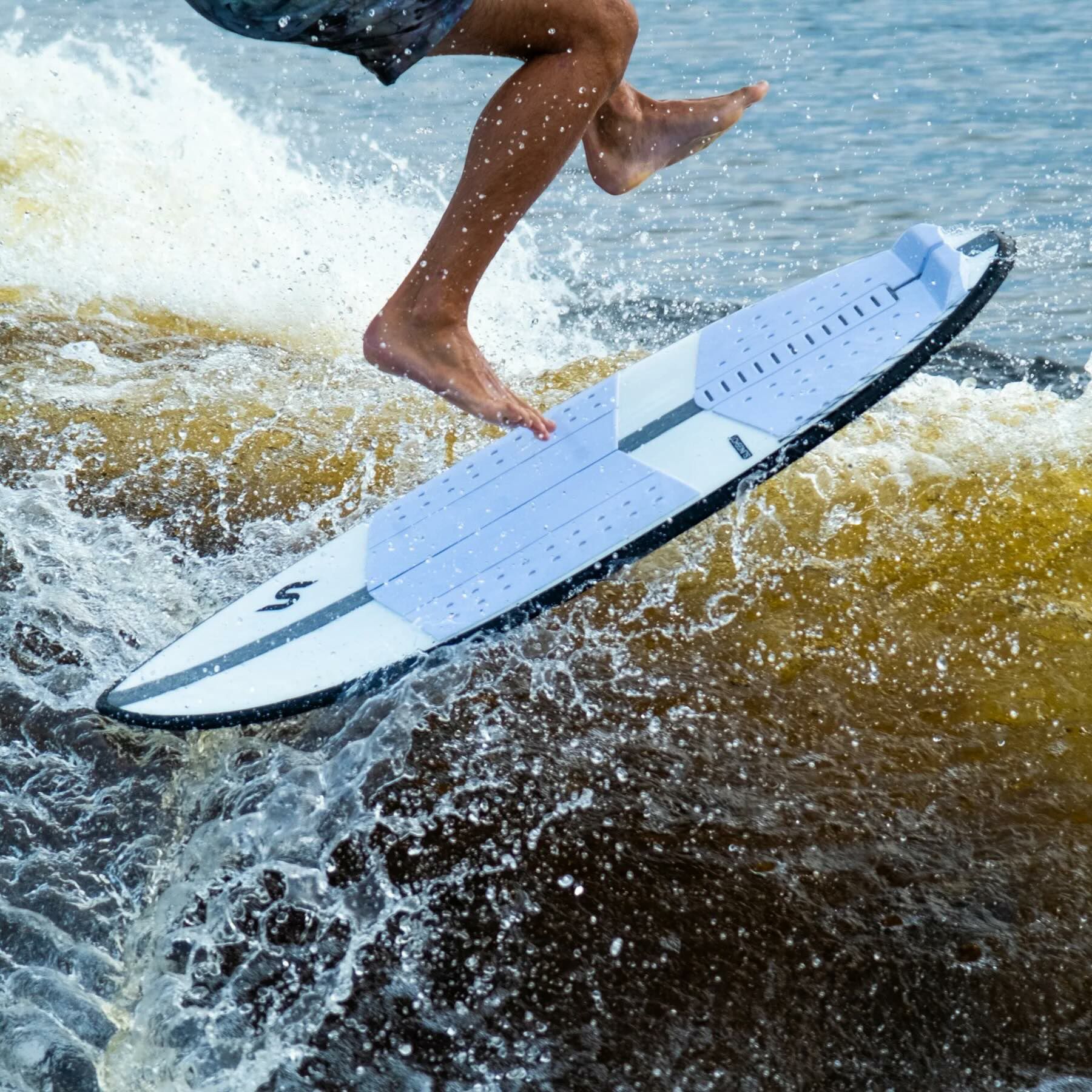 SlingShotのウェイクサーフボード　Coaster V6を実際に使用してサーフィンをしている様子