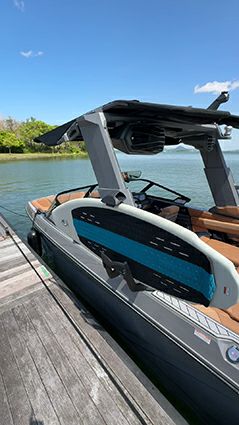 CONNELLYのウェイクサーフボード　BENTLEYとボート